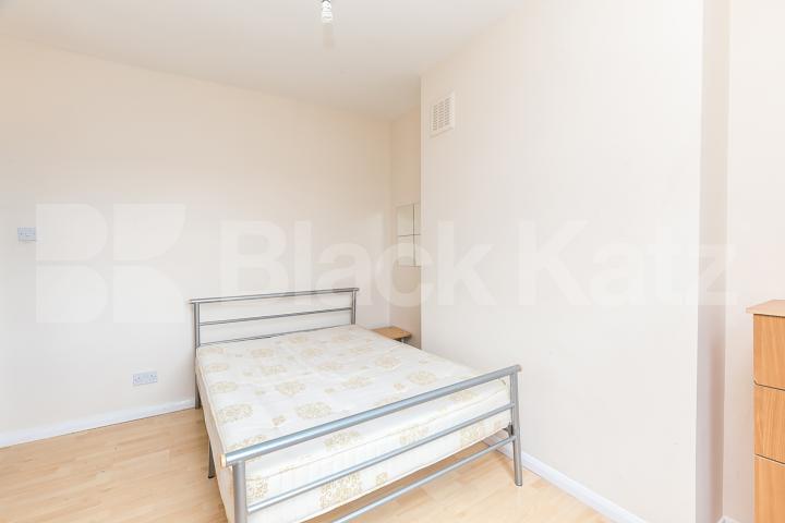 Top floor 3 bedroom apartment located within easy reach of local amenities  Annette Road, Holloway